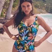 maillot de bain une pière fleurie vert bleu rose sur fond noir de la marque anita 