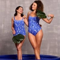 deux femmes portants des maillots de bain une pièce imprimé grec bleu et blanc de la marque amoena